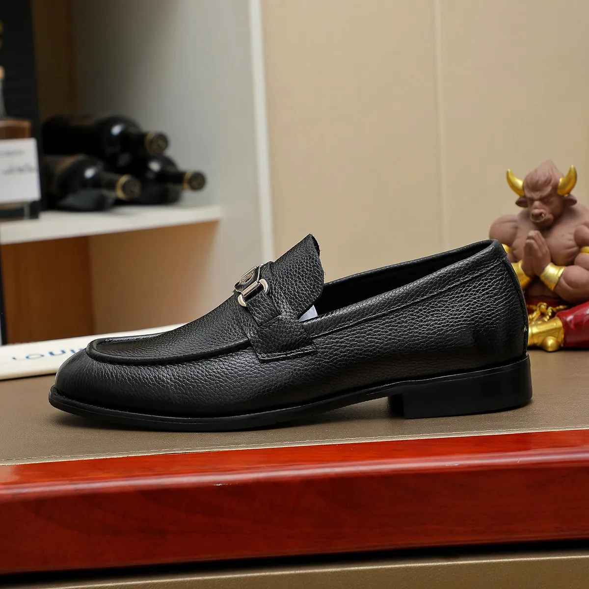Men's shoes 💰 440💰 Louis Vuitton LV ® 🆕 model 🔛 full shoe counter, first layer cowhide, 🐂leather lining casual shoes for men, super soft outsole, a must-have for driving. The counter is synchronized with the original first layer cowhide, completely 1:1 mold customization 🌹 top version, color optional! Number: 38-44 (45.46 customized)